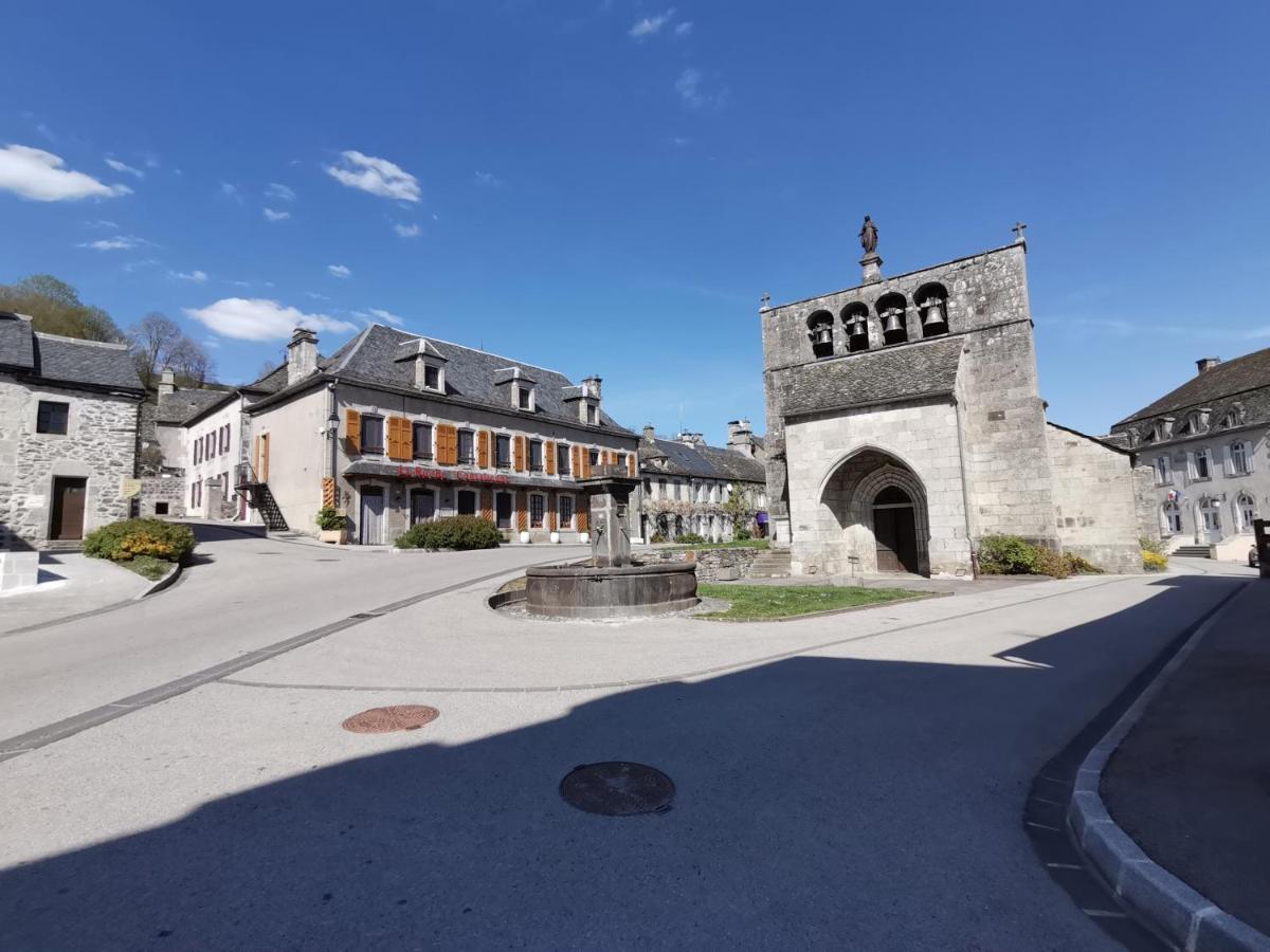 La Ruche Cantalienne Saint-Etienne-de-Chomeil Luaran gambar