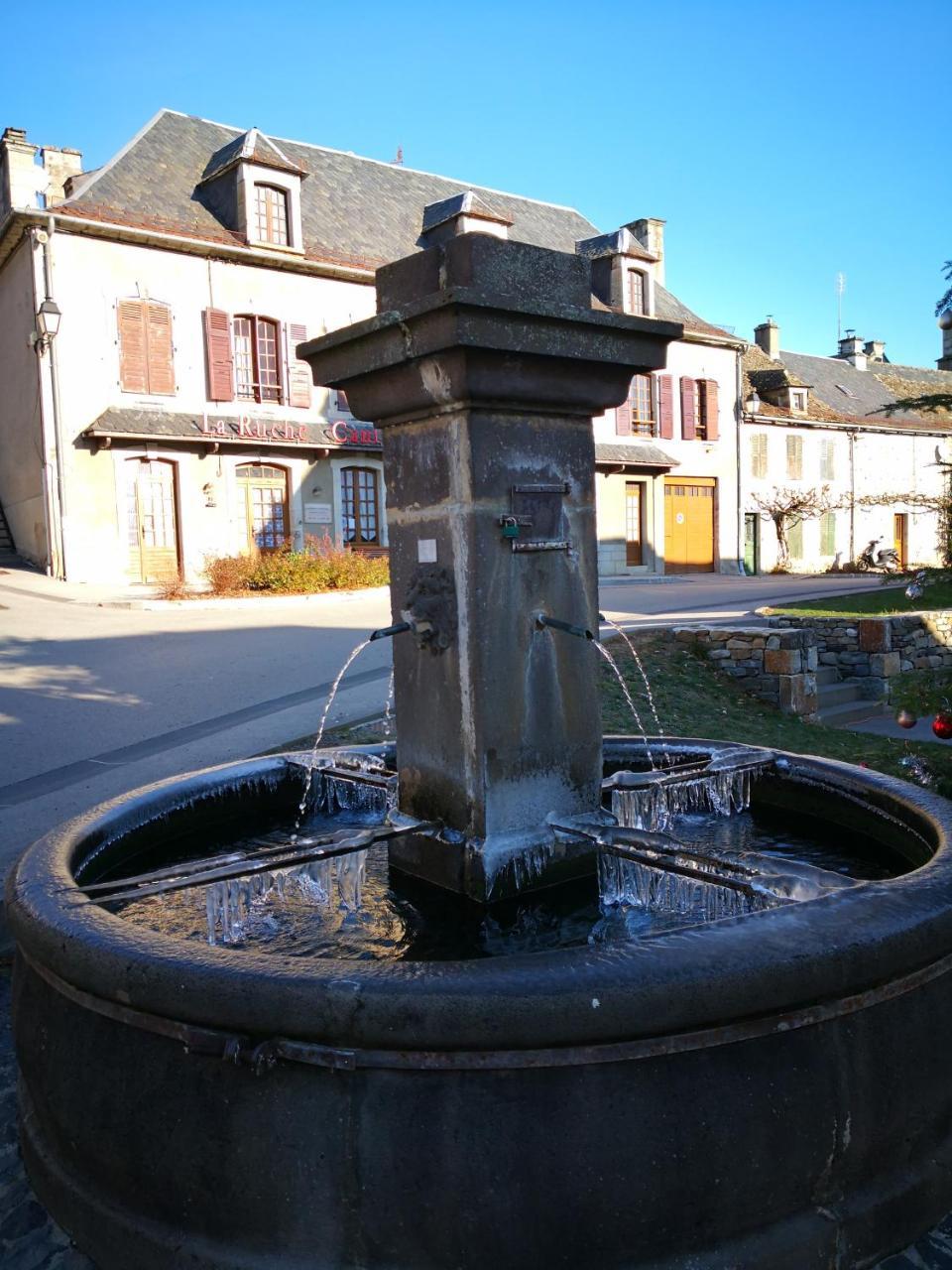 La Ruche Cantalienne Saint-Etienne-de-Chomeil Luaran gambar